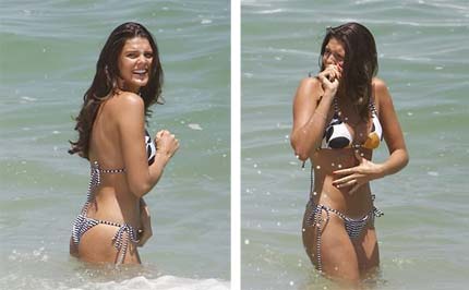 Foto de Daniella Sarahyba de biquini na praia de Ipanema