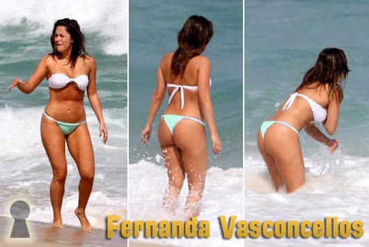 Fernanda Vasconcellos de Biquini na Praia
