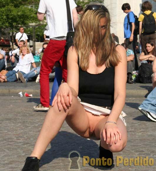 Fotos de Meninas Sem Calcinha Levantando a Saia em Público
