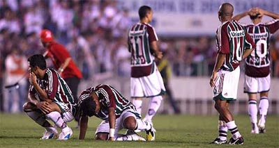 Decepção dos jogadores tricolores apos a derrota